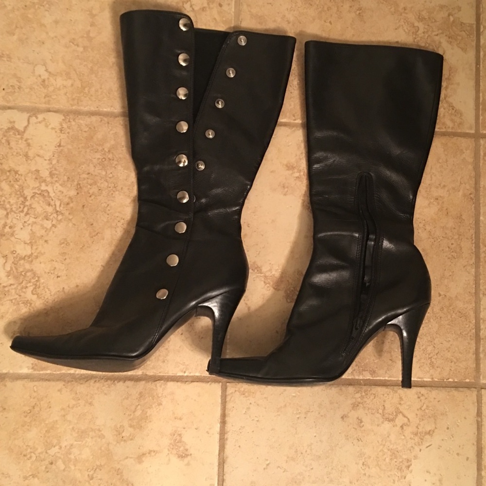 Black knee boots